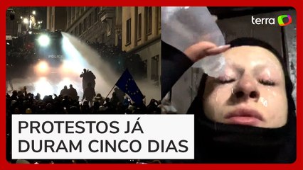 Manifestantes usam fogos de artifício em confrontos com a polícia na Geórgia