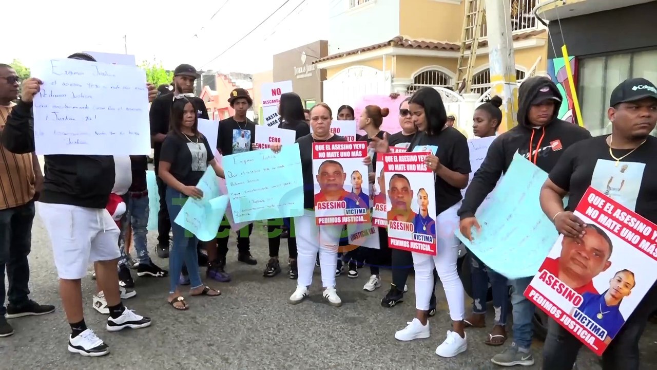 Familiares de hombre ultimado a tiros en SFM protestan frente al palacio de justicia exigiendo apresamiento de “yeyo”