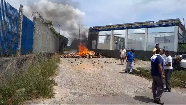 Ex-funcionários de extinta empresa de transporte realizam protesto em Pirajá; assista