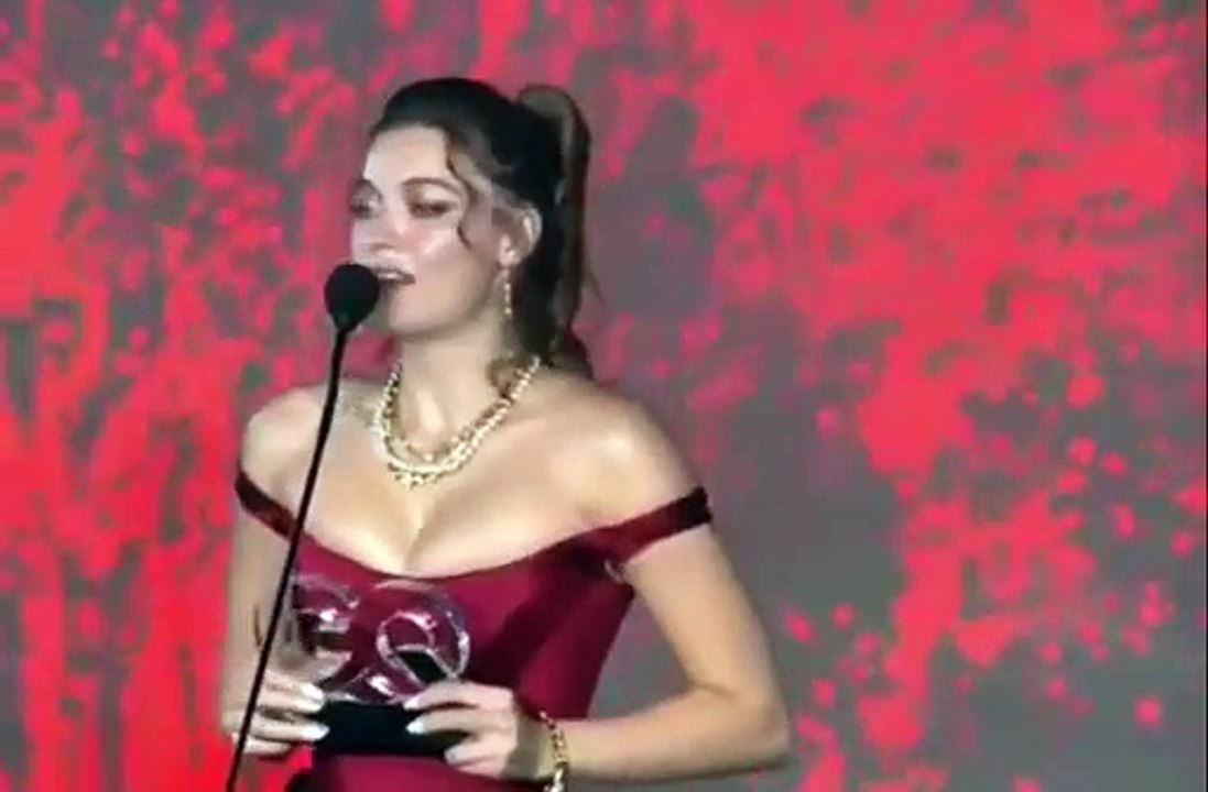 Afra Saraçoğlu ödül töreninde ağladı