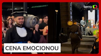 Jovem carrega botijão de gás para homenagear o pai durante formatura em MG