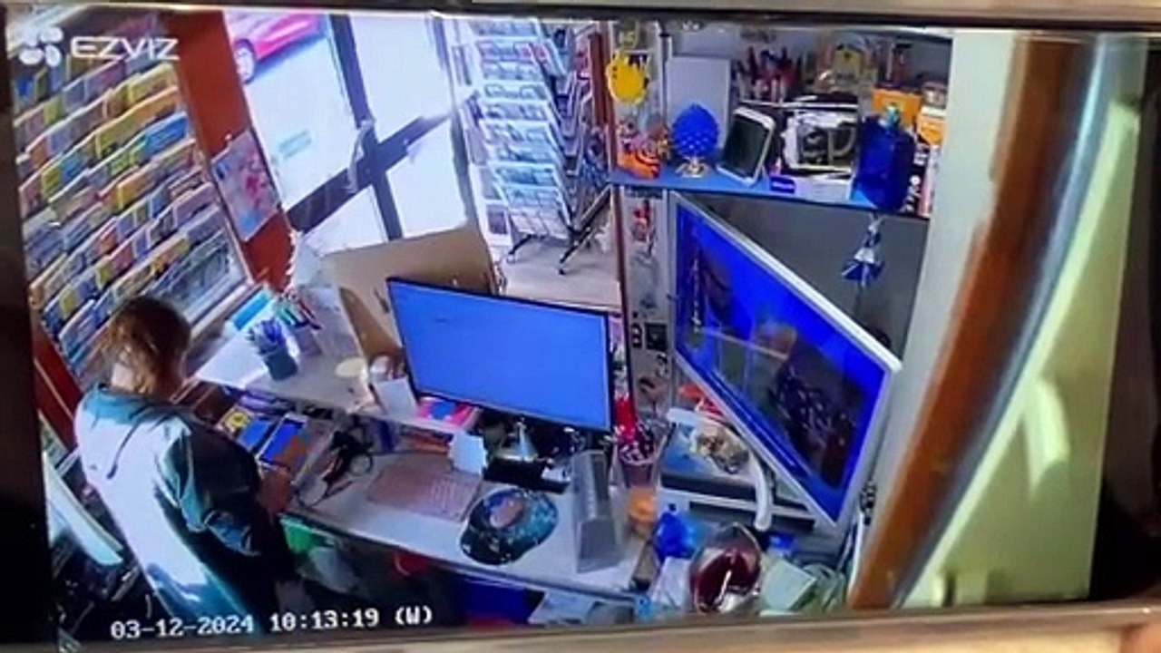 Auto si schianta contro un'edicola a Pescara: le immagini