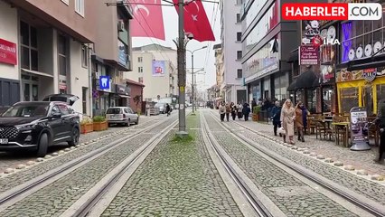 Tramvay yolundaki keyif uykusunu vatman bozdu