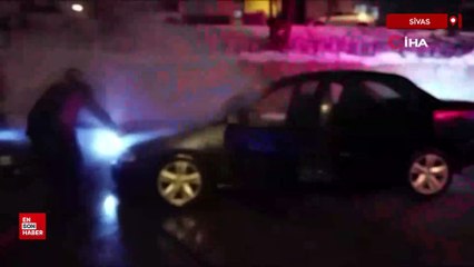 Sivas’ta seyir halindeyken alev alan otomobil kullanılmaz hale geldi