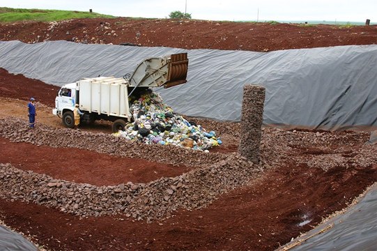 Engenheiro civil lamenta burocracia para implantação de aterros sanitários no Brasil