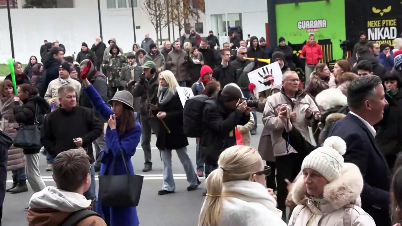 No Comment: 15 Minuten Lärm für 15 verlorene Leben in Novi Sad