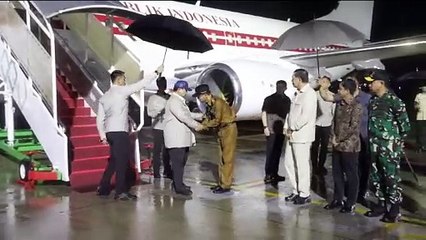 Tiba di Kupang, Prabowo Sapa Warga, Foto Bareng Ibu-ibu dan Anak