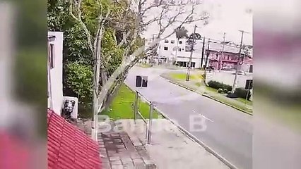 Vídeo mostra acidente entre carros no bairro Boqueirão, em Curitiba