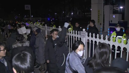 경찰, 국회 앞 도로 집회 참여자 밀어내...일부 충돌 / YTN