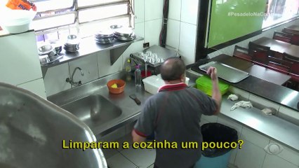 Jacquin coloca Quincas e seu filho, Roberto, para lavar a roupa suja