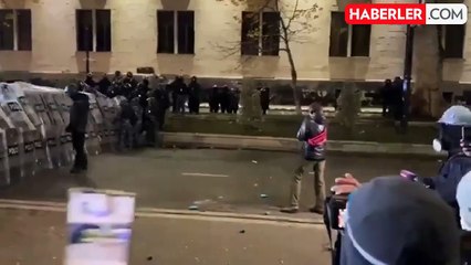 Gürcistan'da protestocunun polise saldırdığı anlar kameralara böyle yansıdı