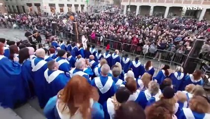 Torino, gospel in piazza per l'inizio delle celebrazioni natalizie