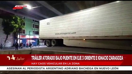 🚨¡Última Hora! Tráiler atorado en bajo puente en Eje 3 Oriente e Ignacio Zaragoza