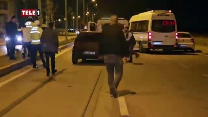 Kaza ölen motosikletlinin yakınları taşlarla araca saldırdı