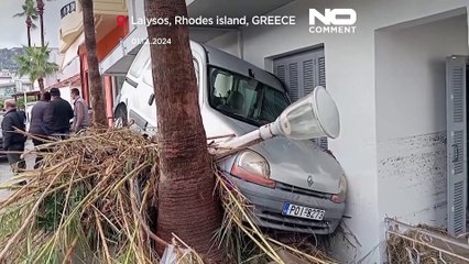 Yunanistan'da etkili olan Bora Fırtınası'nın ardından temizlik çalışmaları sürüyor