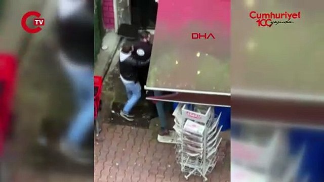 Eyüpsultan'da ortalık savaş alanına döndü 'Park yeri' kavgasında market sahibi 2 kişi bıçaklandı