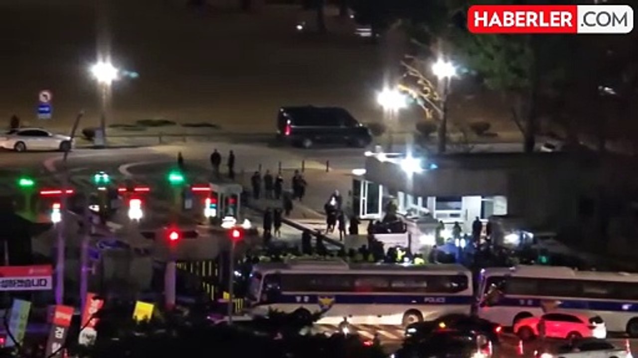 Sıkıyönetim ilanı Güney Kore'yi karıştırdı! Başkan Yoon'un yardımcıları istifa etti, sokaklar yangın yeri