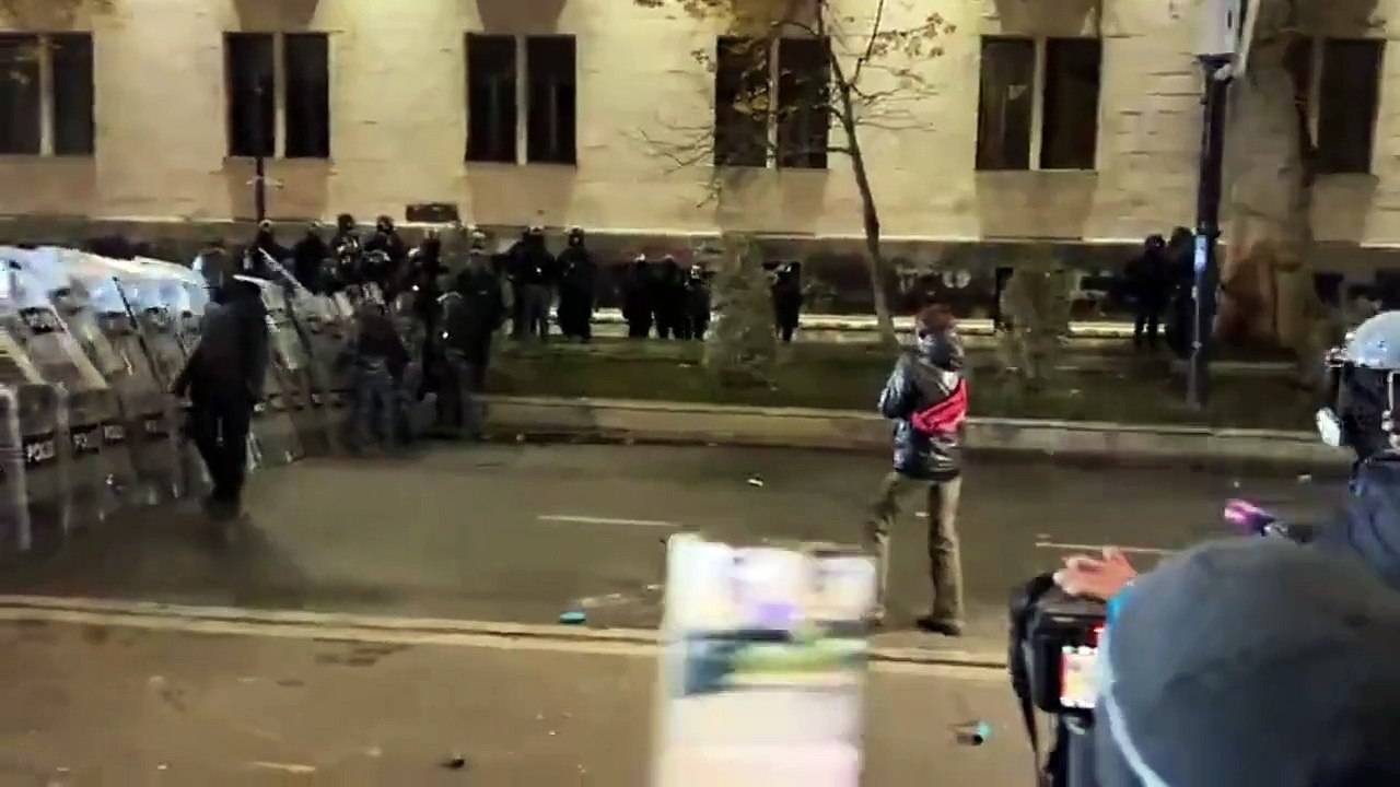 Une manifestante disparait comme par magie... Policiers magiciens