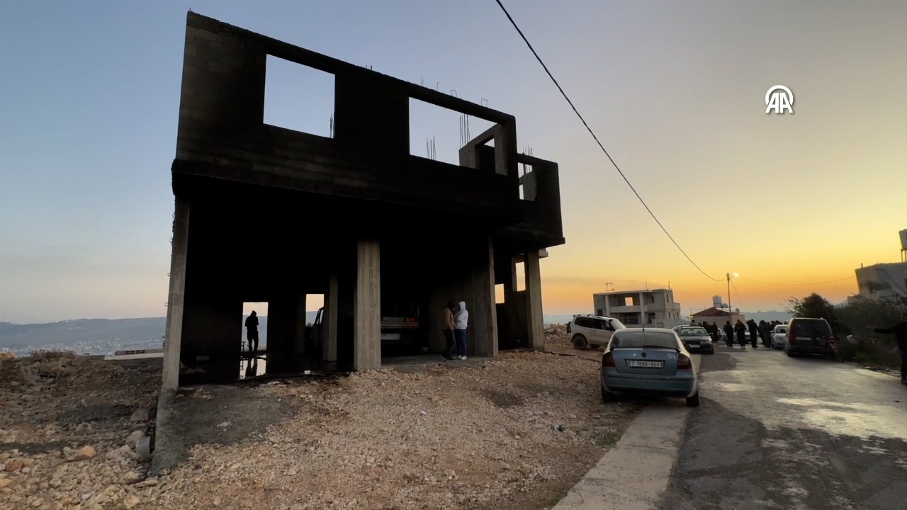 Filistin topraklarını gasbeden İsrailliler, Batı Şeria’da 2 ev, 1 dükkan ve 3 aracı ateşe verdi