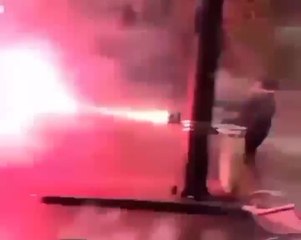 Un manifestant riposte avec un canon à feux d’artifice