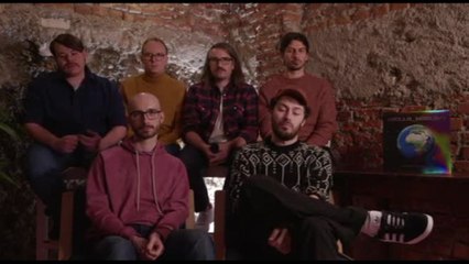 I Pinguini Tattici nucleari saluta il mondo con "Hello World"