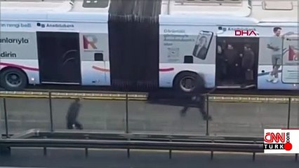 Fırlayan rögar kapağı metrobüsün kapısını kırdı, yolcu yola düştü!