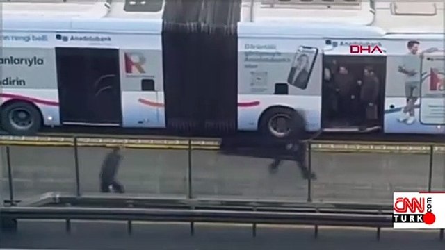 Fırlayan rögar kapağı metrobüsün kapısını kırdı, yolcu yola düştü!