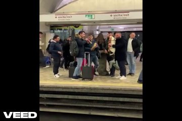 A Roma arrivano gli zampognari, show improvvisato in metropolitana - Video