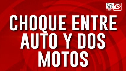 Impactante choque entre automóvil y dos motocicletas: hay heridos