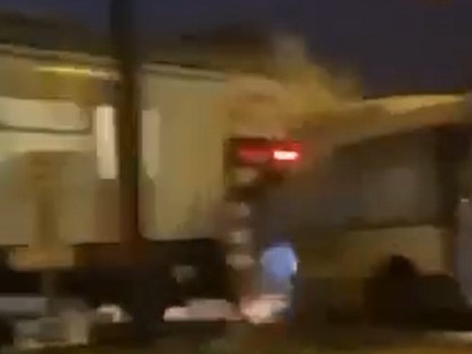 In vollem Tempo: Zug crasht durch Bus auf Bahngleis