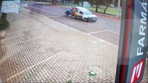 Vídeo mostra motociclista atingindo traseira de utilitário na Avenida Tito Muffato