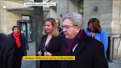 À quelques heures du vote des motions de censure, Jean-Luc Mélenchon arrive à l'Assemblée, accueilli par des membres de LFI, sa formation politique.