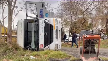 Beylikdüzü’nde yol çöktü, hafriyat kamyonu çukura düştü