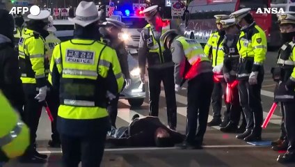 Corea del Sud, polizia e dimostranti fuori dall'Assemblea nazionale