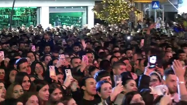 Η φωταγώγηση του Χριστουγεννιάτικου δέντρου στη Λαμία - Με Θοδωρή Φέρρη και ηχηρό μήνυμα συμπερίληψης