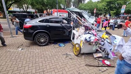 Mercedes bate contra Celta estacionado, invade calçada e destrói barraca em frente à Caixa