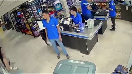 Trabajador escapó de la muerte luego de que una mujer chocó su auto en la entrada de una licorería