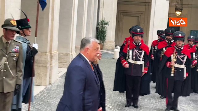 Meloni accoglie Orban a Palazzo Chigi, ecco il bacio di Mano