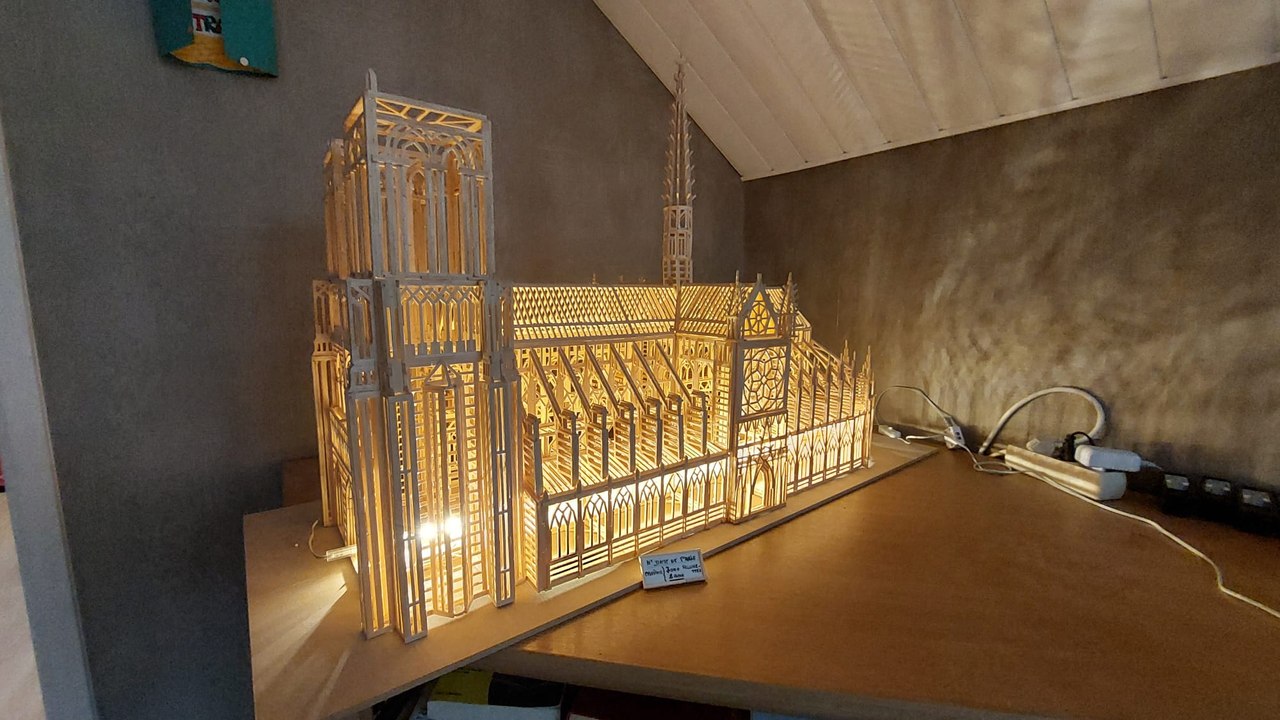 Le sarthois Alain Richard à côté de sa maquette de Notre-Dame de Paris en allumettes