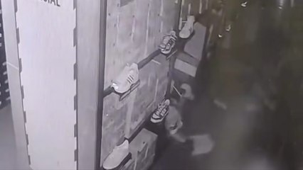 En video: rompieron un muro y robaron una tienda de Adidas en Bogotá