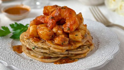 Milhojas de patata, sepia y gamba con salsa de pimiento asado - Cocina Fácil