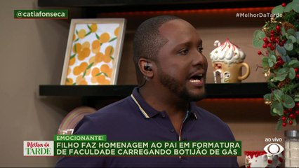 Filho carrega botijão de gás em formatura para homenagear o pai