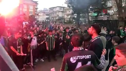 Çocuklar, Kocaelispor’un oyuncularını meşalelerle karşıladı