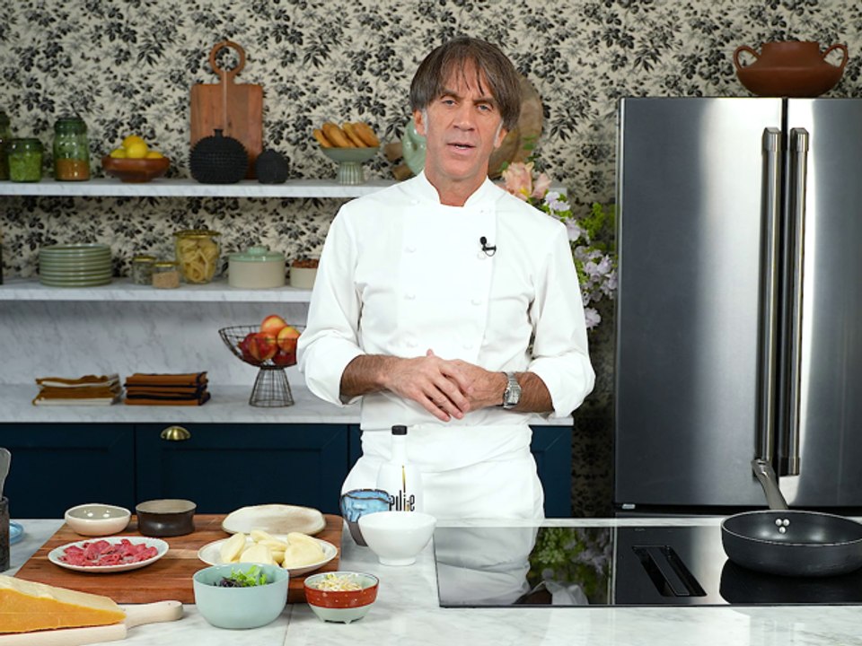 Pane al vapore con carpaccio di manzo, scaglie di Grana Padano e germogli arrostiti: la ricetta dello chef Davide Oldani