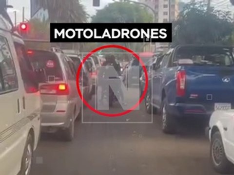 Video: Motoladrones aprovechan el semáforo en rojo para robar celulares