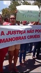 Mães de crianças com TEA fazem protesto contra a Unimed em Salvador