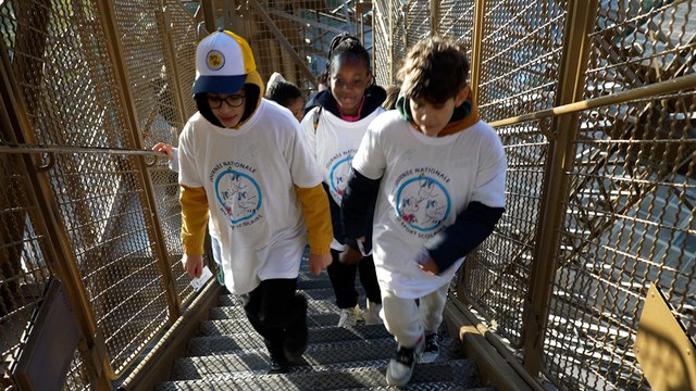 « C’est la première fois que je monte dessus » : les écoliers parisiens découvrent enfin leur tour Eiffel