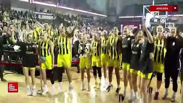 Fenerbahçe Kadın Basketbol Takımı, kupasını düzenlenen törenle aldı