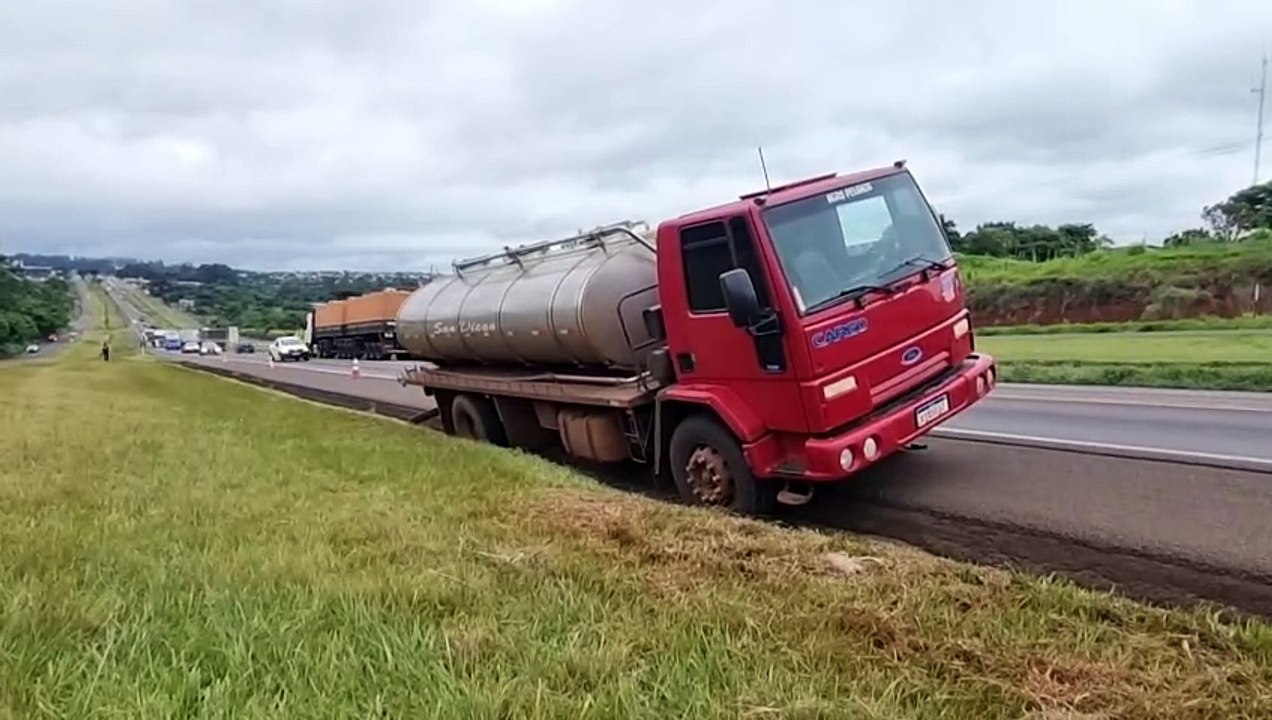 Caminhão quebra eixo cardan na BR-277 em Cascavel e motorista evita  acidentes ao jogar veículo para a valeta - Vídeo Dailymotion
