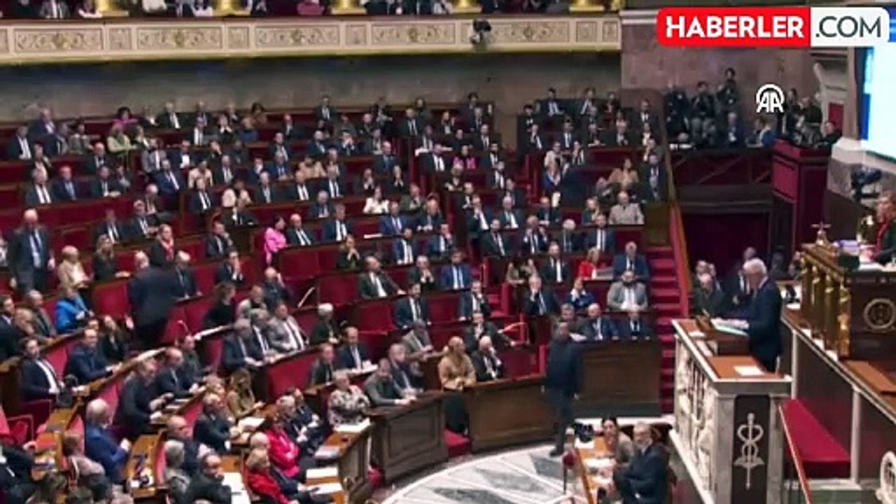 Fransa'da güvenoyu alamayan merkez sağ azınlık hükümeti düştü